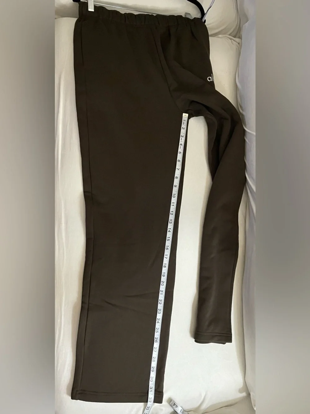 Alo Yoga NWT Accolade Straight Leg Sweatpants in Expresso Color Size M